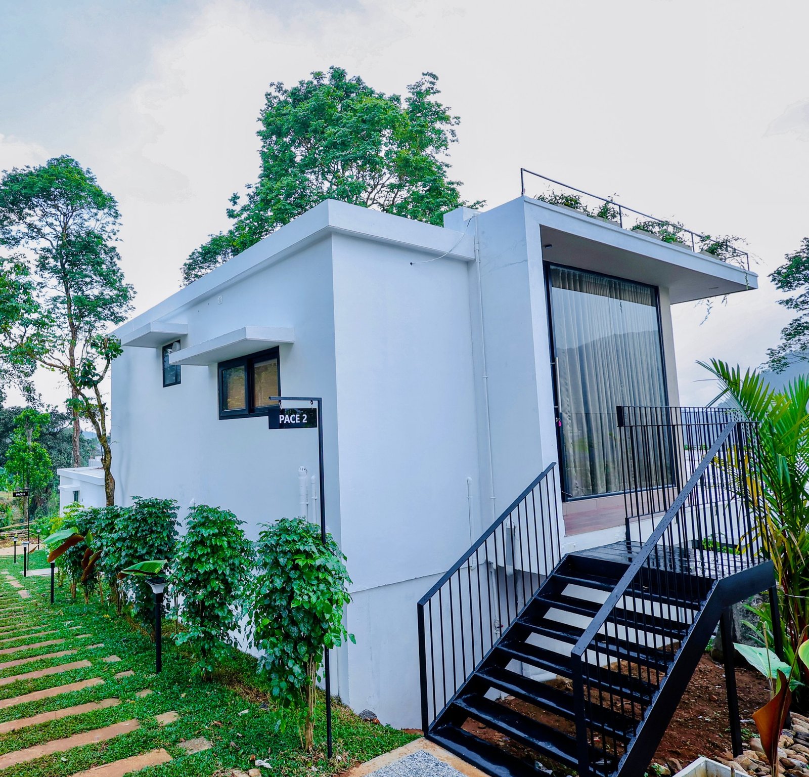 Pace 2 Villa with U-Shaped Balcony - Stunning valley views in Kakkadampoyil